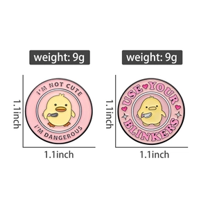 Dettaglio del set di spillette smaltate a papera gialla con diametro di 2,8 cm