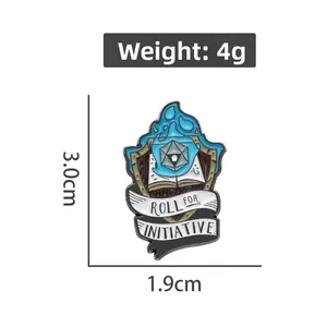 Détail d'un pin's émaillé de 3,0 cm avec flamme bleue et texte Roll for Initiative et dé D20