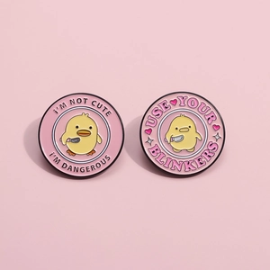 Simpatiche spille in smalto rosa con papera con coltello e divertenti slogan decorativi