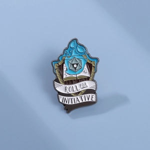 Broche en émail avec dé D20, flammes bleues et inscription 'Roll for Initiative'