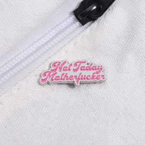 Spilla smaltata rosa con scritta Not Today Motherfucker su borsa di tela bianca