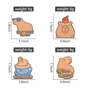 Détails de quatre pin's en émail Capybara montrant les dimensions et slogans mignons