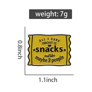 Detailansicht der Emaille-Anstecknadel im Snackbeutel-Design mit Spruch