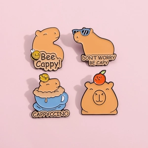 Lot de 4 épinglettes en émail capybara avec motifs abeille et café sur fond rose clair
