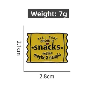 Detailansicht der gelben Snack-Anstecknadel mit Maßen 2,1 cm x 2,8 cm und 7 g Gewicht