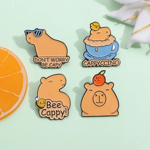 Lot de quatre pin's en émail capybara mignons avec designs Cappyccino et Bee Cappy