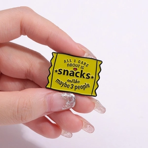 Lustige gelbe Emaille-Anstecknadel mit Snacks-Slogan und künstlerischem Schriftzug