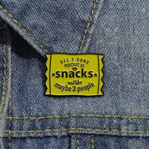 Kreative gelbe Snack-Anstecknadel auf Jeanskragen mit Retro-Cartoon-Design