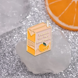 Kreative Emaille-Anstecknadel im Orangensaft-Design mit Tears Of My Enemies Schriftzug