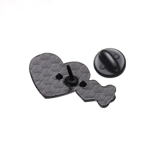 Broche cœur rose équation chimique en alliage avec fermoir en caoutchouc noir mat