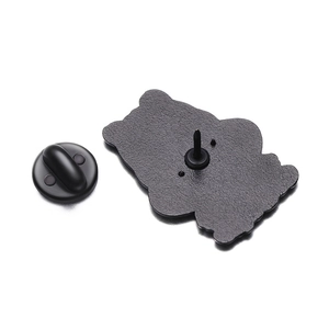 Dettaglio del retro della spilla in metallo nero opaco con chiusura in gomma sicura