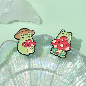 Set di spillette smaltate con rana e fungo per giacche e cappelli dal design creativo