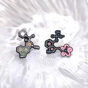 Broches en émail avec formules chimiques, motifs géométriques et fleurs de cerisier