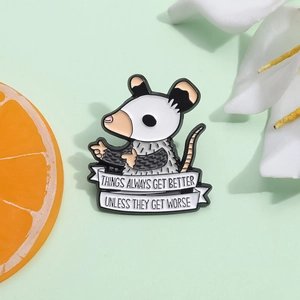Kreative Emaille-Anstecknadel mit Opossum-Motiv und Banner auf frischem Hintergrund