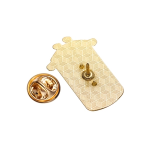 Broche en alliage doré vue arrière avec fermoir papillon et texture détaillée