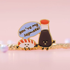 Pin's en émail avec sushi au saumon et bouteille de soja et texte You're My Soymate
