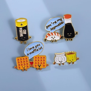 Lot de quatre pin's émaillés créatifs en forme de nourriture, sushi et gaufre en métal