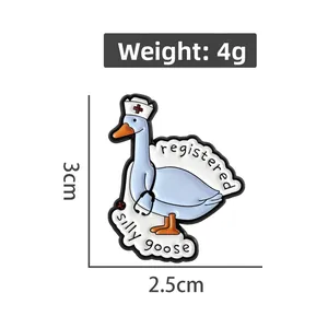 Détail montrant les dimensions du pin's émaillé Registered Silly Goose infirmière