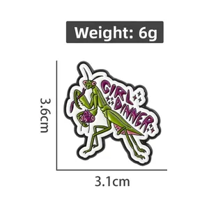Détail du badge émaillé mante religieuse Girl Dinner avec dimensions 3,6cm et 3,1cm
