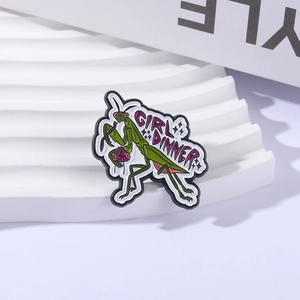 Broche en émail mante religieuse avec texte Girl Dinner sur support ondulé minimaliste