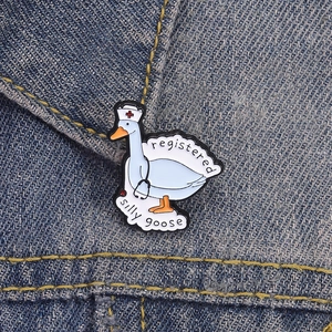 Pin's en émail oie infirmière avec slogan registered silly goose sur veste en jean
