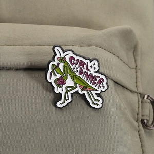 Broche en émail mante religieuse verte avec texte 'GIRL DINNER' sur sac en toile