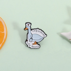 Épinglette en Émail Oie Infirmière Dessin Animé Broche Registered Silly Goose Alliage Badge Médical Animal pour Infirmières Étudiants