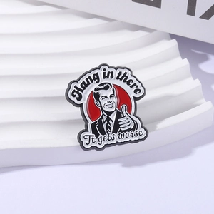 Spilla smaltata vintage divertente con uomo che fa il pollice in su su vassoio bianco