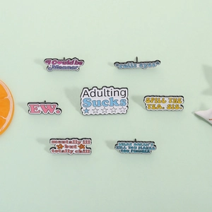Broche en Émail avec Texte Drôle Slogan Adulting Sucks Badge en Alliage Épinglette pour Sac à Dos et Vêtements