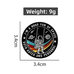 Detailansicht der Astronauten-Anstecknadel mit Maßen 3,4 cm und Gewicht 9 g