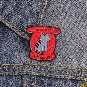 Spilla in smalto gatto grigio su base rossa con divertente citazione inglese