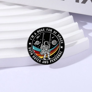 Emaille-Anstecknadel mit Astronaut auf Schaukel und kosmischen Planeten Motiven