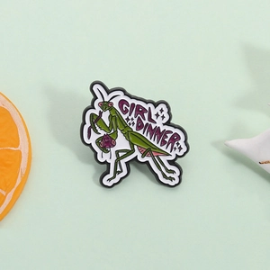 Broche en Émail Insecte Dessin Animé Mante Religieuse Girl Dinner Créative Drôle Badge en Alliage pour Vêtements Sac à Dos Bijoux Cadeau