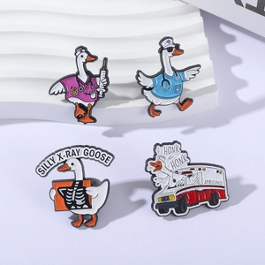 Lustiges Cartoon Gänse-Anstecknadel-Set mit Arzt- und Krankenwagen-Motiven aus Emaille