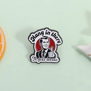 Spilla vintage in smalto con un uomo in giacca e cravatta e lo slogan ironico Hang in there