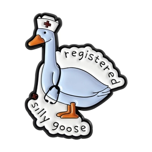 Broche d'oie infirmière bleue avec stéthoscope et badge texte Registered Silly Goose