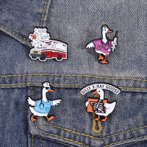 Broches en émail oie médicale amusantes avec motifs docteur et ambulance sur denim