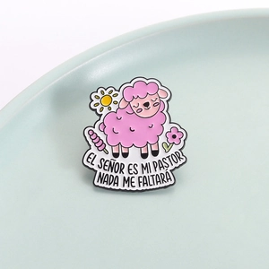 Broche en émail agneau rose mignon avec citation biblique espagnole et fleurs