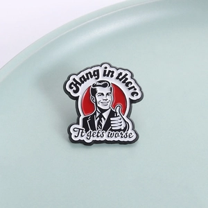 Spilla vintage in smalto con uomo in giacca e slogan sarcastico Hang in there