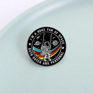Emaille-Anstecknadel mit Astronaut auf Schaukel, Planeten und Weltraum-Spruch