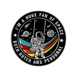 Emaille-Anstecknadel mit Astronaut auf Schaukel und Weltraum-Spruch auf Schwarz