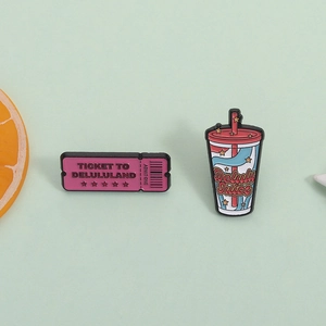 Delulu Juice Ticket Emaille Pins Legierung Einbrennlack Cartoon Lustig Kreativ Brosche Für Unisex Kleidung Rucksack Hut Accessoire