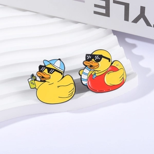 Broches canard jaune en émail mignon avec lunettes de soleil et bouée style d'été