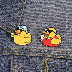 Cartoon Emaille-Anstecknadeln gelbe Ente mit Sonnenbrille auf Denim-Hintergrund