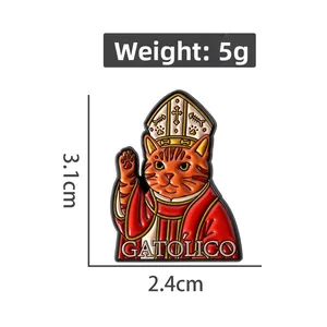 Katzen-Godfather-Emaille-Anstecker mit Maßen 3,1x2,4cm und Gewicht 5g auf Weiß