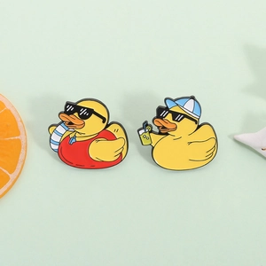 Cartoon Sommer Gelbe Ente Emaille Brosche Pin Kollektion Sonnenbrille Urlaubsstil Legierung Abzeichen Für Rucksack Kleidung Deko