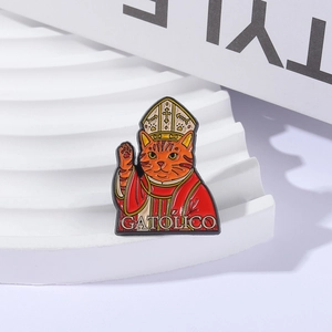 Kreative Emaille-Brosche mit Katzenpriester-Motiv und Gatolico-Schriftzug auf weißem Podest