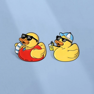 Broche Créative en Alliage de Zinc Canard Jaune Dessin Animé Lunettes de Soleil Pin's en Émail pour Décoration de Vêtements Sacs à Dos Unisexe