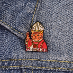 Detailansicht der Gatolico Emaille-Anstecknadel mit Katzen-Papst auf blauem Denim-Stoff
