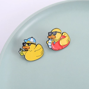 Niedliche Emaille-Anstecknadeln, gelbe Enten mit Sonnenbrille und Sommerzubehör, 2er-Set